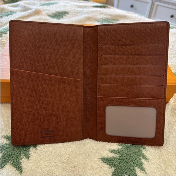 Louis Vuitton passport and credit card holder. - Picture 6 of 13